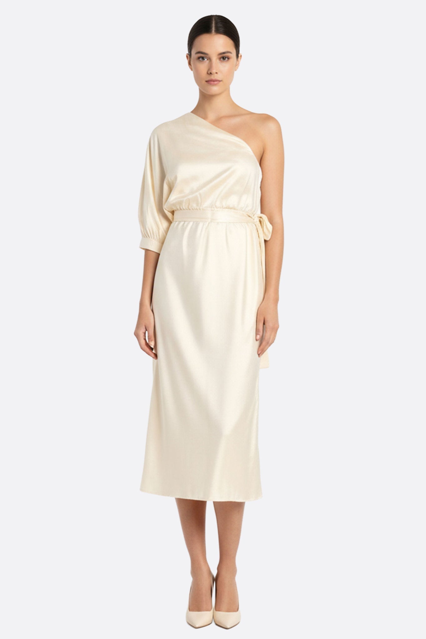 Robe asymétrique drapée en satin blanc écru — reflets doux, coupe fluide, pureté lumineuse.