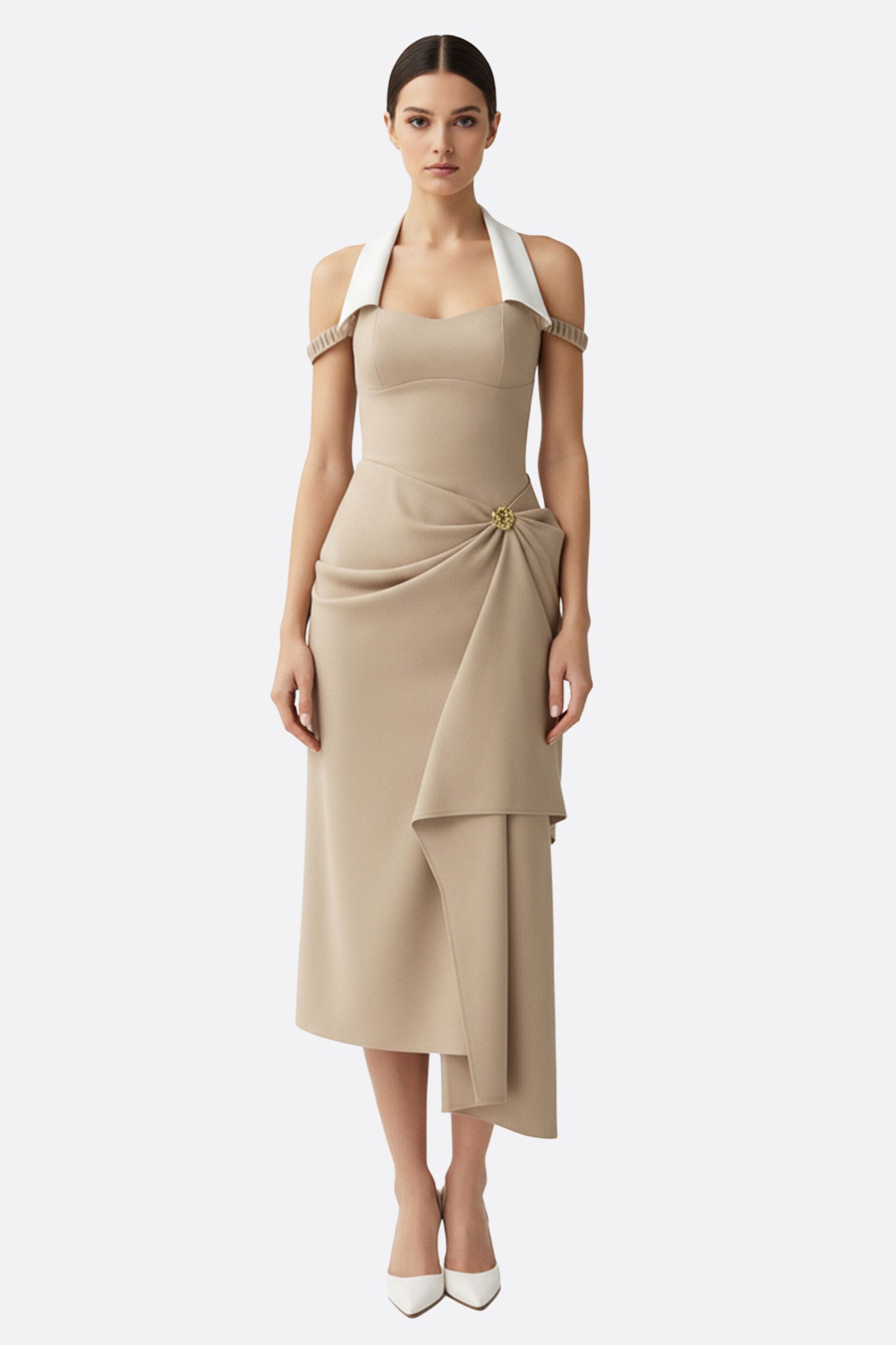 Robe drapée en crêpe beige — texture mate, coupe structurée et mouvement libre.