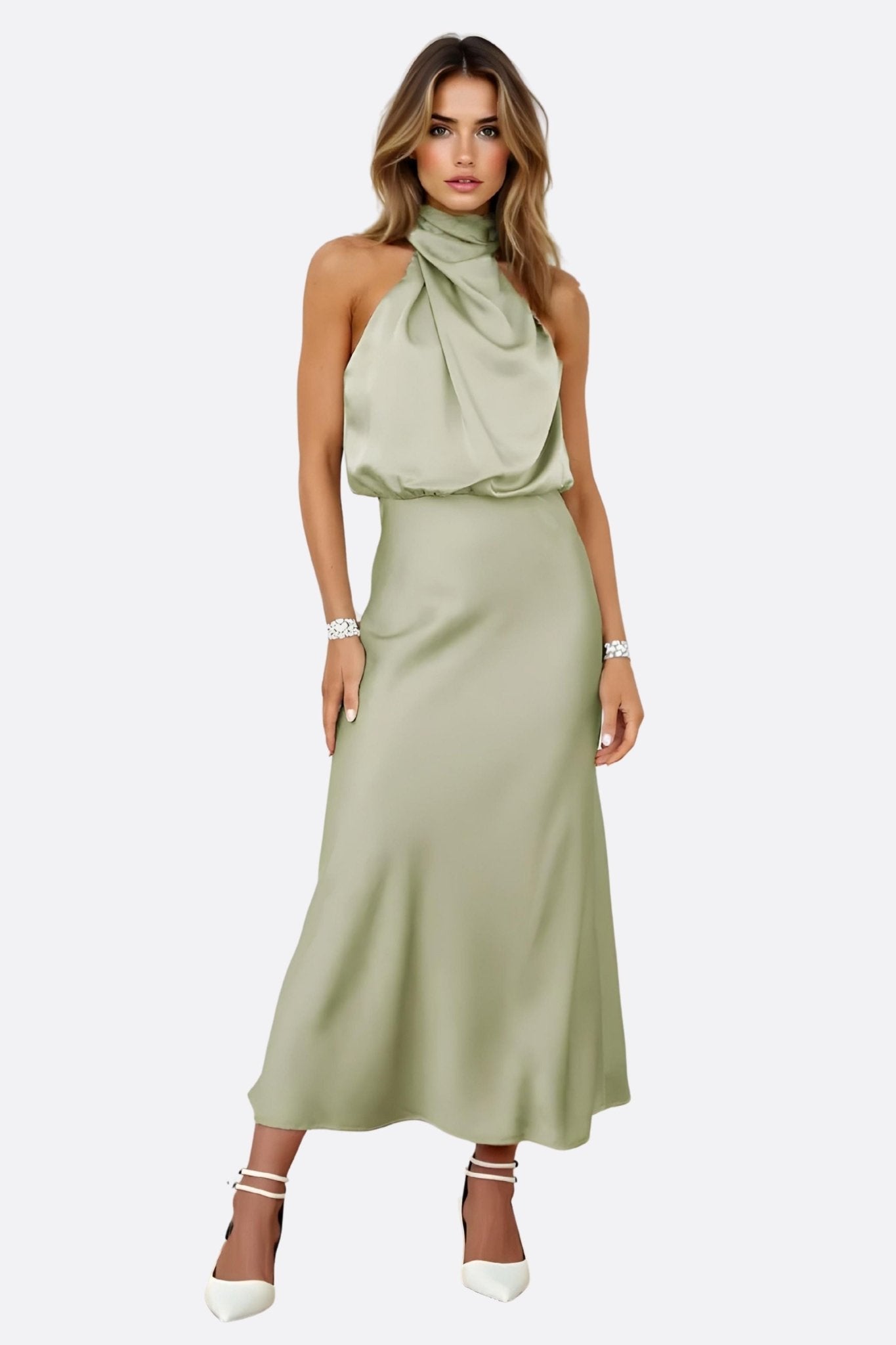 Robe longue drapée vert sauge — ligne fluide, reflets doux, crêpe et satin mêlés.