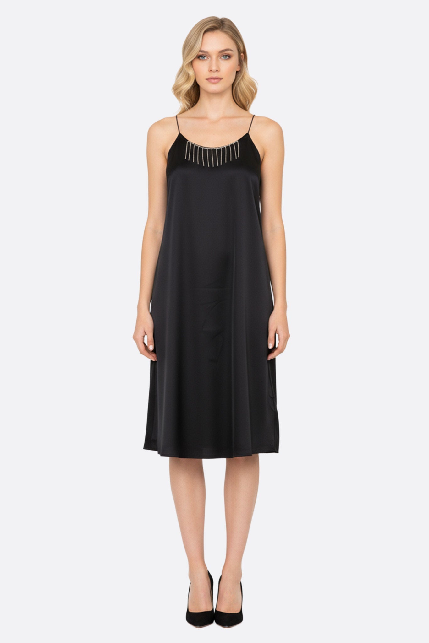 Robe satinée noire à chaînettes de strass argentés — éclat du soir et fluidité maîtrisée.